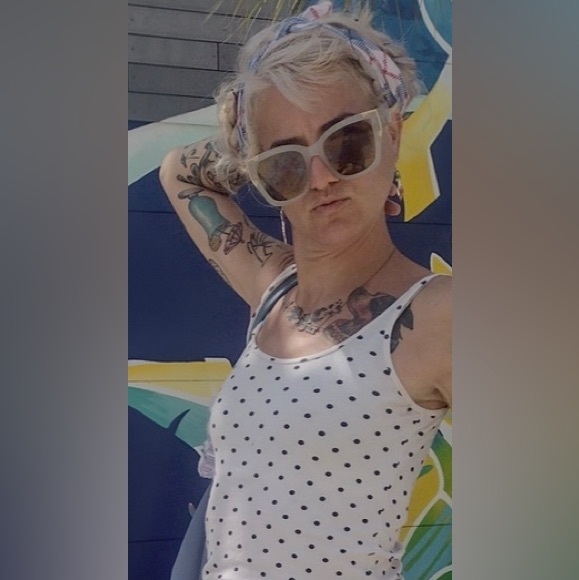 Aldo lavender and gold sunglasses. - Picture 11 of 11